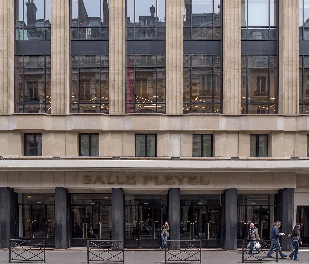 Façade de la salle Pleyel, rue du Faubourg-Saint-Honoré à Paris