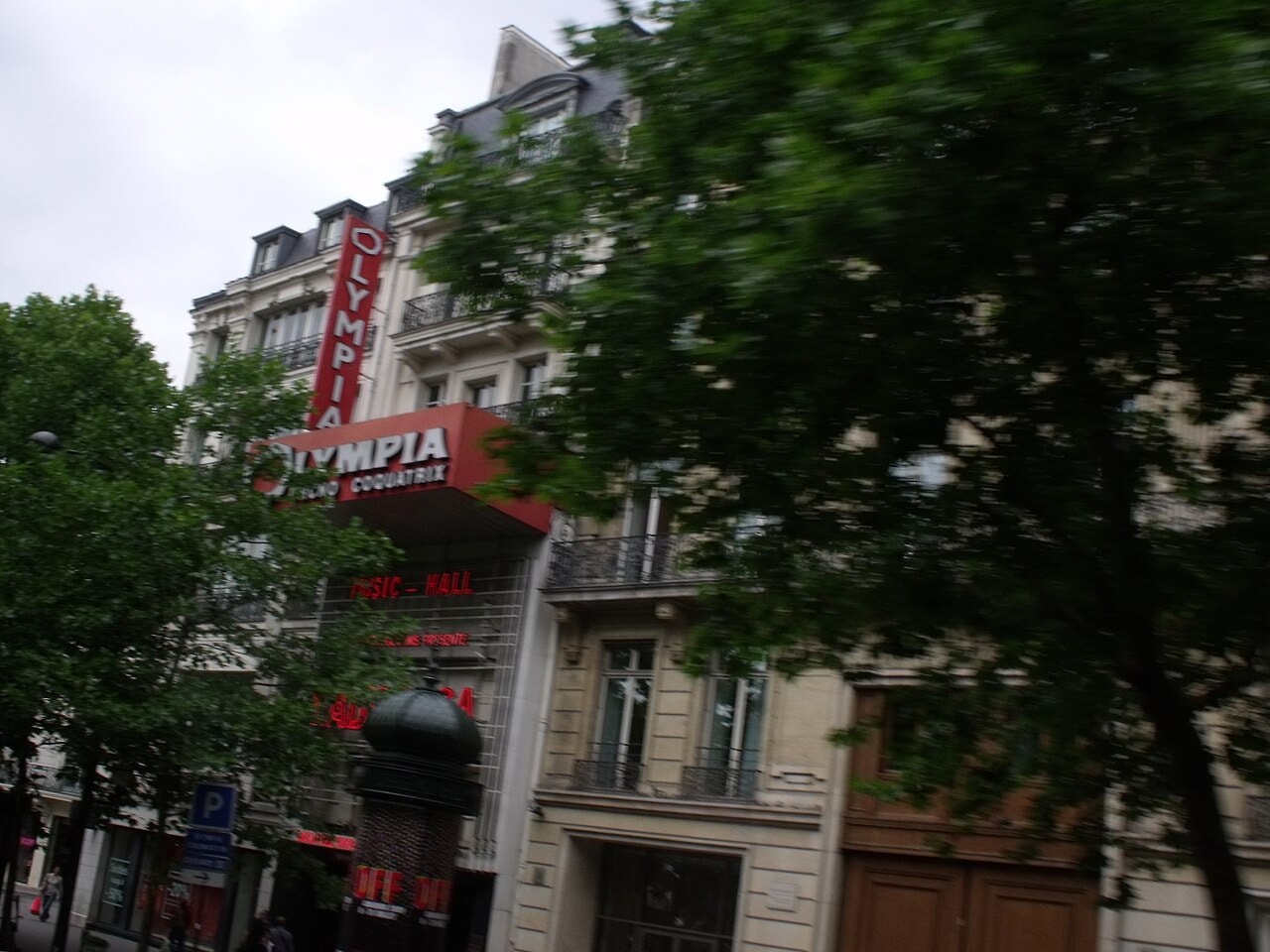 Façade de l'Olympia et son enseigne lumineuse rouge, boulevard des Capucines à Paris